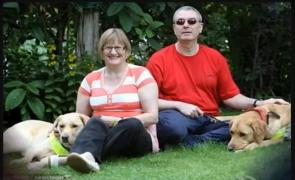 Iubire ca în "101 dalmaţieni": Doi orbi s-au îndrăgostit, după ce câinii lor s-au "plăcut"