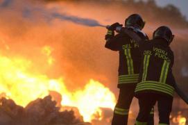 ATENȚIE, ARDE! O fetiță speriată a fost liniștită de cântecul unui pompier!