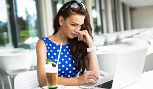 AVERTISMENT! Ce pățesc fetele care stau prea mult pe Facebook