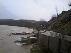 Cum arată digul de 30 de miliarde de lei din Morunglav! Pământul s-a surpat, iar inundaţiile fac prăpăd