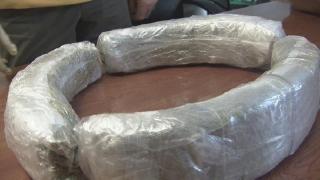 O femeie a găsit 8 kilograme de marijuana în roata de rezervă!