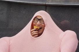 Cel mai ridicol stil vestimentar! Umblă doar cu o bluză