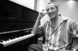 Gil Dobrică, poveste de viaţă unică: de la strungar, pe marile scene ale României