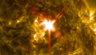 ATENŢIE! Particule provenind dintr-o erupţie solară puternică se îndreaptă spre Pământ