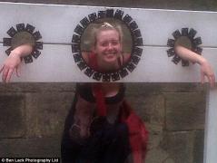 Au făcut câteva poze la un muzeu. Când s-au uitat mai bine au fost şocaţi de ce apare în imagini