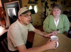 Emoţionant! A uitat de trei ori cine este, însă soţia îi aminteşte mereu de dragostea lor!