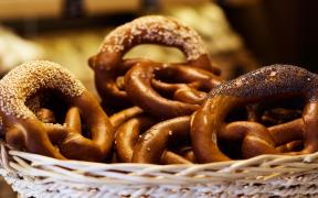 Îi găseşti la orice colţ de stradă, fără să ştii ce ascund! Pericolul din spatele covrigilor calzi