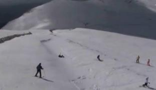 ATENȚIE! Risc de avalanşă în Munţii Făgăraş. La Bâlea Lac zăpada depășește un metru