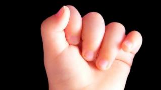 INCREDIBIL! Un bebeluş de 9 luni a fost acuzat de tentativă de crimă