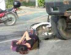 Este imaginea anului! Ce face tânăra accidentată în timp ce aşteaptă salvarea