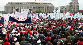 Protest în Piaţa Victoriei! Manifestanţii au blocat circulaţia