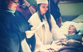 Povestea CUTREMURĂTOARE din spatele imaginii! Gestul unei fiice pentru mama muribundă