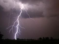 UPDATE: Bucureşti: ploi şi grindină. Cod PORTOCALIU de ploi, vânt şi grindină! Zonele afectate