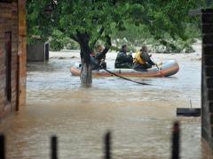 Cele mai GRAVE inundaţii. Cel puţin 44 de morţi