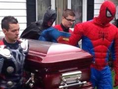 Drama din spatele unei imagini! Un băieţel, condus pe ultimul drum de supereroi