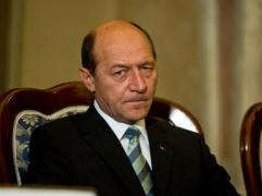 Traian Băsescu, huiduit la ieşirea din secţia de votare!