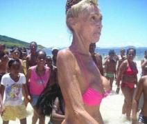 Foto +18. O sexagenară și-a pus SILICOANE!