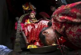 Povestea INCREDIBILĂ a tinerelor KUMARI din Nepal! Nu au voie să atingă pământul