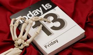 VINERI 13: Ce să NU faci ca să scapi cu bine de ziua asta