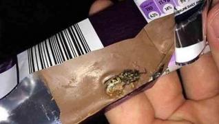 A rămas ÎNGROZIT! "Aş fi putut să mor!" Ce a găsit un bărbat într-o ciocolată