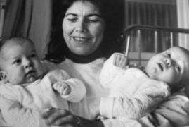 A supravieţuit, deşi avea o şansă la un milion! Astăzi, o boală a răpus-o pe siameza Ghergina