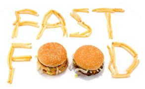 O fetiţă a fost dată afară dintr-un celebru fast-food! Motivul este REVOLTĂTOR