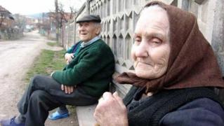 Legea care obligă femeile să iasă le pensie la 65 de ani, aprobată de Comisia de Muncă