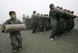 Imagini unice! Copiii din Coreea de Sud fac armată!