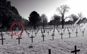 TERIFIANT! Un tânăr a surprins o fantomă într-un cimitir