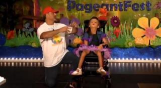 Îţi dau lacrimile! Cel mai emoţionant dans tată-fiică: ea, în scaun cu rotile, el, exemplu de urmat