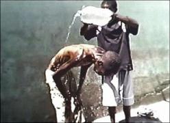 Imagini HALUCINANTE! Pușcăriașii din Zimbabwe se TRANSFORMĂ ÎN UMBRE!