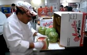 Nu îl întrece nimeni! Iată cum să cureţi un pepene de coajă în doar 10 de secunde