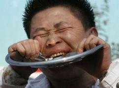 Iată dovada! El este omul care MĂNÂNCĂ FIER!