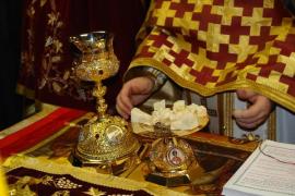 Nu v-aţi fi aşteptat la asta! Acum, puteţi avea Liturghia pe telefonul mobil