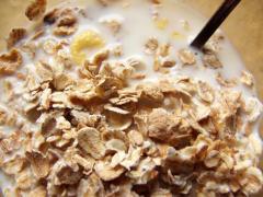 Nu ştiai ASTA! Ce se întâmplă dacă mănânci LAPTE CU CEREALE dimineaţa