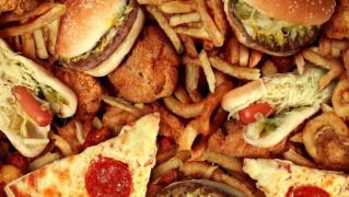 ÎNGRIJORĂTOR! Simţul pe care îl pierdem din cauza mâncării de tip junk-food