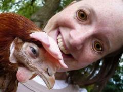 FOTO ULUITOR! Ea este femeia cu OCHI DE GĂINĂ!