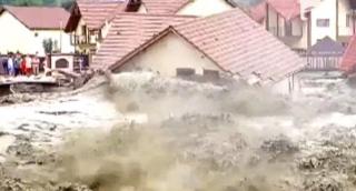 Bilanţul inundaţiilor: 1.184 persoane evacuate, peste 2.000 case inundate, un mort și 4 dipăruți
