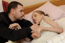 Are 35 de ani, dar arată de 70! Povestea CUTREMURĂTOARE a femeii care a băut 30 de beri pe zi