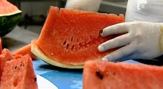 La asta sigur nu te aşteptai! Ce se întâmplă dacă îţi pui PEPENE ROŞU pe faţă