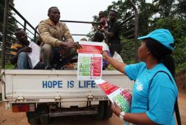 Africa: Tradiţia sărutării mortului, un PERICOL imens! Iată de ce