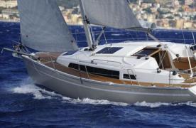 Poliţia bulgară a reţinut 60 de refugiaţi pe un iaht furat care se îndrepta spre România