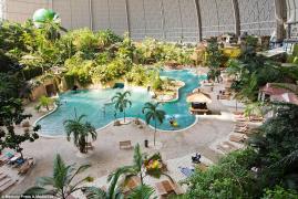 Imagini INCREDIBILE! Cum arată un hangar de avioane, transformat în PARC ACVATIC de VIS!