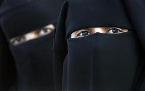 DRAMA tinerelor VÂNDUTE de FAMILII şi OBLIGATE să se MĂRITE