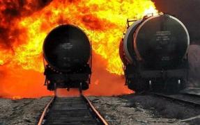 Problemele se din lanţ! Un tren cu produse petroliere a deraiat şi a luat foc, în Ucraina