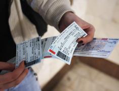 INCREDIBIL! Cât plăteşte un român pentru transportul în comun