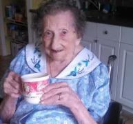 EA este cea mai VÂRSTNICĂ utilizatoare a reţelelor de socializare! Uite CÂŢI ANI ARE!