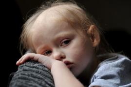 Şocant! O mamă DESCOPERĂ boala fiicei sale, după ce medicii au pus DIAGNOSTIC GREŞIT!