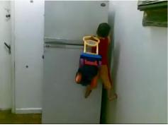 Spiderman EXISTĂ!  Are patru ani și se urcă oriunde își dorește fără să se ajute de pânză