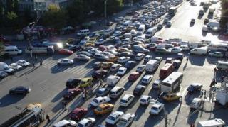 Trafic îngreunat între Piaţa Victoriei şi Piaţa Unirii
